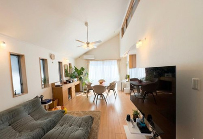 【居間・リビング】 | 藤沢市湘南台5丁目　中古戸建 | こちらのリビングで趣味の時間をお楽しみください