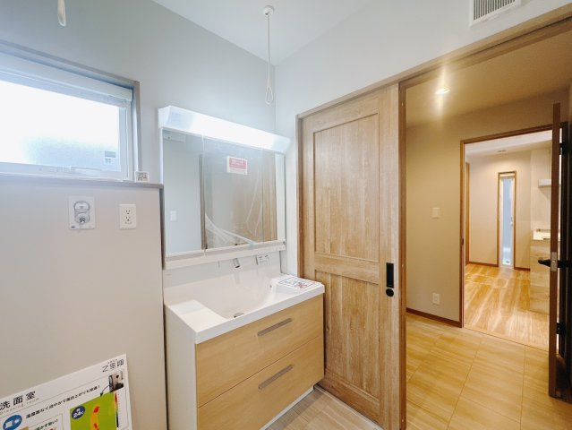 【新築戸建】伊勢崎市連取町の独立洗面台|■洗面室（1号棟）｜ゆとりのある洗面脱衣室ではお子様と並んで歯磨きもできるので一緒に成長を楽しめます♪ひろびろとした洗面室で、朝の準備も楽しくなります☆.*