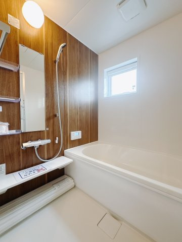 【新築戸建】伊勢崎市連取町の浴室|■浴室（1号棟）｜デザイン性に優れた浴室♪1日の疲れを癒す、ゆったりとしたバスタイムをぜひお過ごしください(*＾＾*)大きな窓付きで嬉しい♪