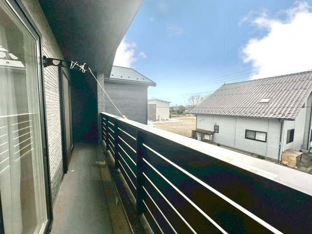 【新築戸建】伊勢崎市連取町のバルコニー|■バルコニー（1号棟）｜あたたかな陽のひかりを浴びることのできるバルコニー。お洗濯物やお布団を干せば、家族みんなが気持ちよく暮らすことができます(*^^*)