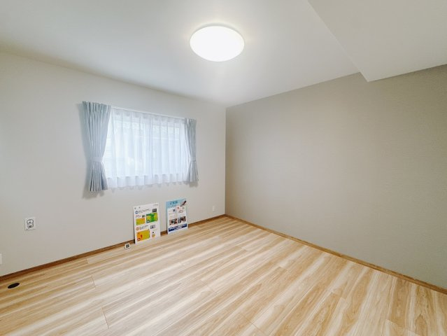 【中古戸建】伊勢崎市連取町の寝室|■主寝室（1号棟）｜広い寝室ならインテリアも自由自在にお楽しみいただけます♪お外から帰ってきた後は寝室でゆっくり自分の時間をお過ごしください。