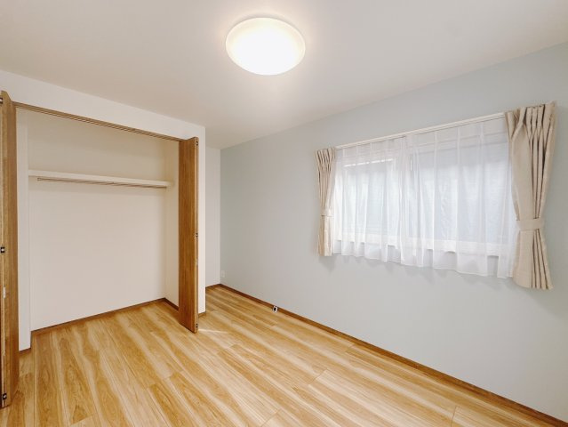 【新築戸建】伊勢崎市連取町の洋室|■2階洋室（1号棟）｜ナチュラルカラーの床です。模様替えなどとても楽しく工夫できます♪陽当たり、風通しもとても良いので毎日快適な生活スタートです！子供部屋にも良いですね♪