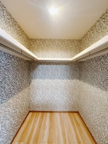 【新築戸建】伊勢崎市連取町の収納|■WIC（1号棟）｜主寝室には夢のウォークインがございます♪お洋服やバッグだけでなく、増えていくお洋服やご家族での思い出の品もしっかりと収納します( ＾＾ )