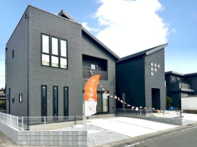 【新築戸建】伊勢崎市連取町の外観|■外観（1号棟）|シンプルで洗練されたデザインは住まう人の色に染まり、個性を映し出します♪本日見学可能(*＾＾*)