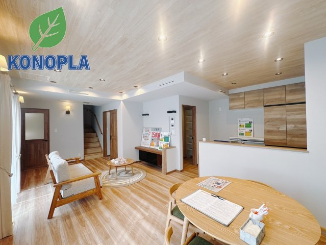 【新築戸建】伊勢崎市連取町の居間・リビング|■リビング（1号棟）｜時の流れと共に陽射しは装いを変え空間に新たな彩りを与えます。一日中家に居ても飽きることなく過ごすことができる素敵な空間です♪