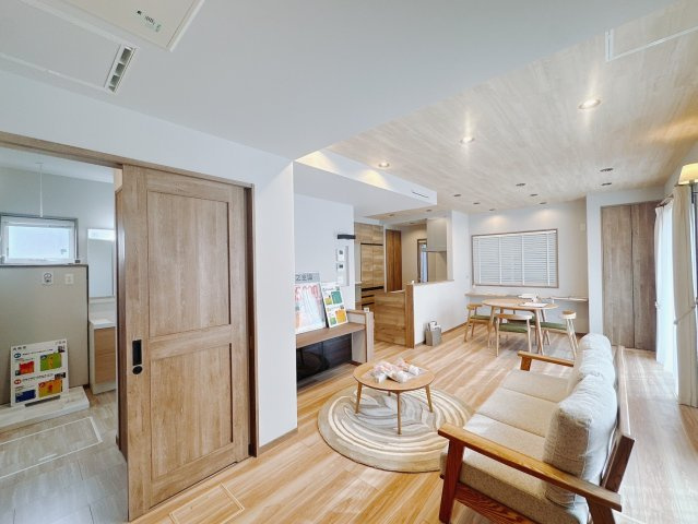 【新築戸建】伊勢崎市連取町の居間・リビング|■リビング（1号棟）｜陽当たり良好のリビングダイニング♪賃貸では叶わなかった、お友達とのホームパーティや大音量で映画やテレビを楽しむことができます(*^^*