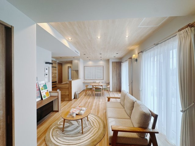 【新築戸建】伊勢崎市連取町の居間・リビング|■リビング（1号棟）｜落ち着きのある表情を見せるリビングダイニング。太陽の光がたっぷり差し込むリビングは、自然とご家族が集まる居心地の良い空間です。