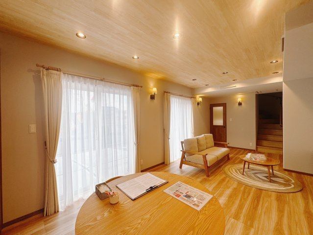 【新築戸建】伊勢崎市連取町の居間・リビング|■リビング（1号棟）｜大きい窓からあたたかいたっぷりの光が入ります♪開放的な空間で毎日をもっと快適に(*＾＾*)
