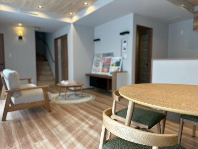 【新築戸建】伊勢崎市連取町の居間・リビング|■リビング（1号棟）｜木製で懐かしさのある家具やアンティーク調の小物に囲まれてレコードを流したり小説を読んだり…そんな心ときめく暮らしをしませんか？