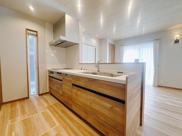 【新築戸建】伊勢崎市連取町のキッチン|■キッチン（1号棟）｜ワークトップの幅が広く、お子様といっしょにお料理をつくったり、ちょっとしたパーティーも楽しめます。フラットなのでお掃除がしやすいのもポイントです♪