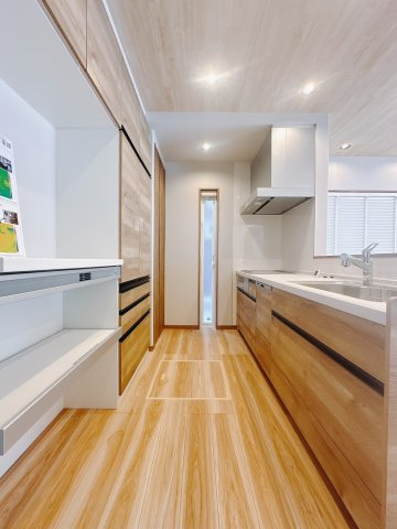 【新築戸建】伊勢崎市連取町のキッチン|■キッチン（1号棟）｜大きなお鍋や調理用具のも出し入れラクラクな収納がたっぷり！毎日使う場所だからこそ、無理のない姿勢で作業できるのは嬉しいポイントですね(*＾＾*)♪