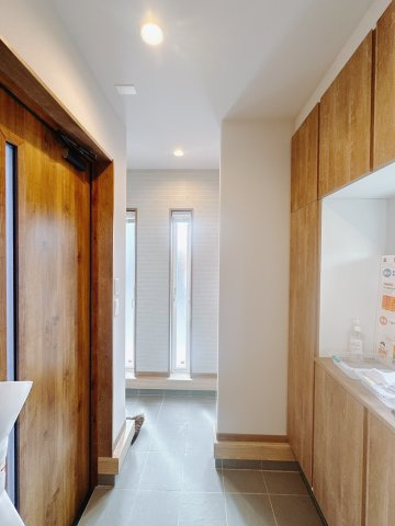 【中古戸建】伊勢崎市連取町の玄関|■SIC（1号棟）｜S.I.Cはスペースが効率よく使える可動棚仕様！大きめのベビーカーやブーツ、平らなサンダルなど用途に合わせて段の高さが変えられます