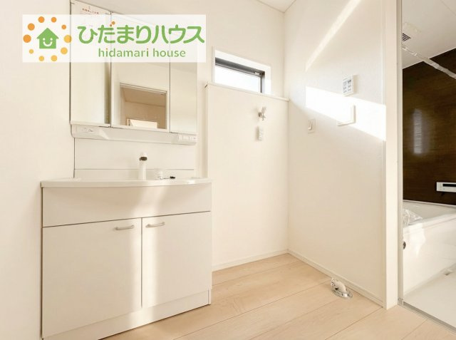 【独立洗面台】 | 常総市水海道天満町第3　新築戸建　2号棟 | 三面鏡の大きな鏡は憧れます(^^♪
鏡の後ろは収納となっていて、細かいものでも収納できるのでスッキリと整理できます！
