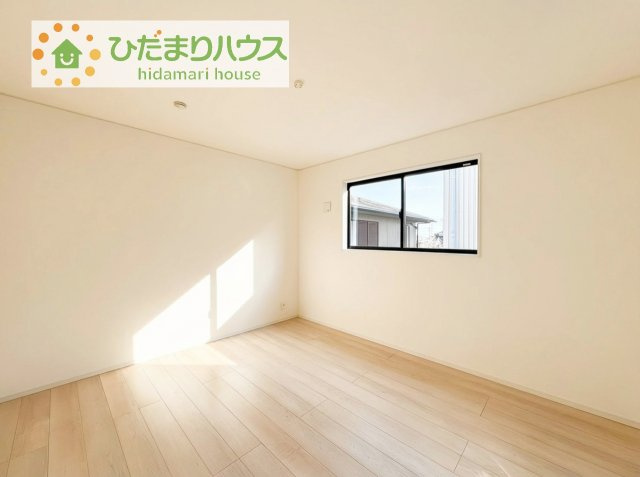 【寝室】 | 常総市水海道天満町第3　新築戸建　2号棟 | 広めの主寝室は、ベッドの他にもパソコンデスクやドレッサーなども置けちゃいます(*^-^*)