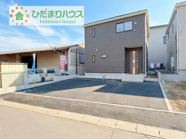 【駐車場】 | 常総市水海道天満町第3　新築戸建　2号棟 | ゆとりある駐車スペースは、親戚や友達が遊びにきても敷地内に駐車でき、近所に迷惑かけなくてすみます。