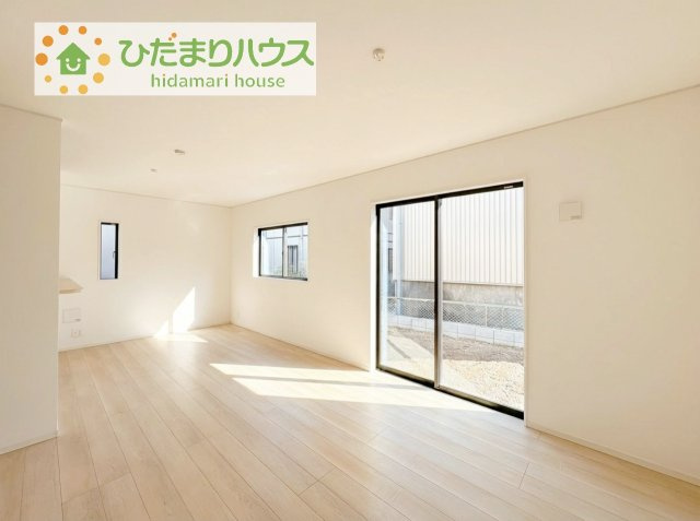 【居間・リビング】 | 常総市水海道天満町第3　新築戸建　2号棟 | 複層ガラスの遮熱効果と断熱効果で、一年中快適に過ごせます (#^.^#)