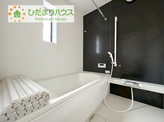 【浴室】 | 常総市水海道天満町第3　新築戸建　2号棟 | 何歳まで一緒に入ってくれるだろうか・・・。
広いお風呂は、お子様と一緒に入るバスタイムがより楽しくなります。
