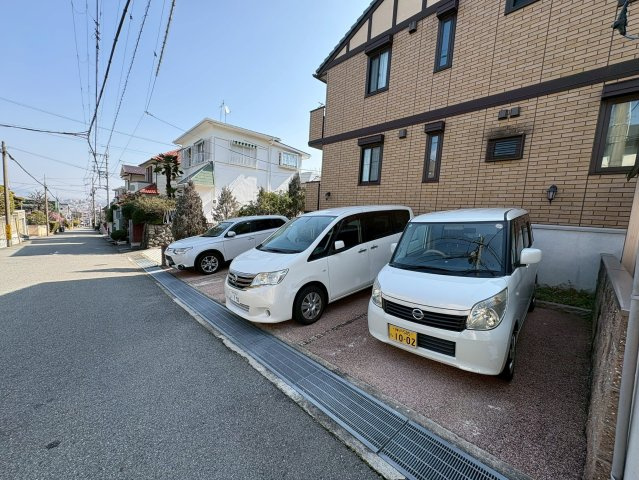 ドエル寿楽荘の駐車場|駐車場に車を止められます