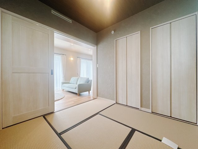 【中古戸建】伊勢崎市連取町の和室|■1階和室（2号棟）｜意外と場所をとるアイロンがけや、お洗濯物を畳むときにも広々と使うことができ、ちょっと一休みしたいとき、すぐに横になれるのも魅力です♪