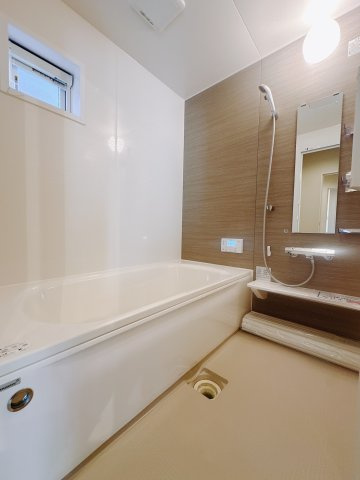 【中古戸建】伊勢崎市連取町の浴室|■浴室（2号棟）｜ゆったり足を伸ばせるサイズの浴室(*＾＾*)　夜間のお洗濯や、雨の日のお洗濯に大活躍の浴室暖房乾燥機付き！お子さまとの入浴の際に嬉しいエコベンチ浴槽付きです♪