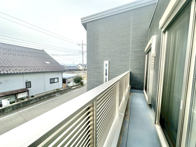 【中古戸建】伊勢崎市連取町のバルコニー|■バルコニー（2号棟）｜あたたかな陽のひかりを浴びることのできるバルコニー。お洗濯物やお布団を干せば、家族みんなが気持ちよく暮らすことができます(*^^*)