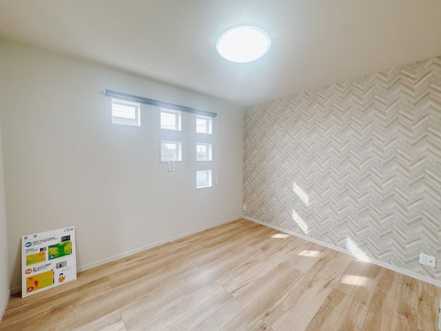 【中古戸建】伊勢崎市連取町の洋室|■2階洋室（2号棟）｜お子様の一人部屋にピッタリな洋室。木のぬくもりを感じるフローリングは、天然木の味わいが時とともに深みを増していきます。また、傷にも強く、フリーワックスでお手入れもラクラクです♪