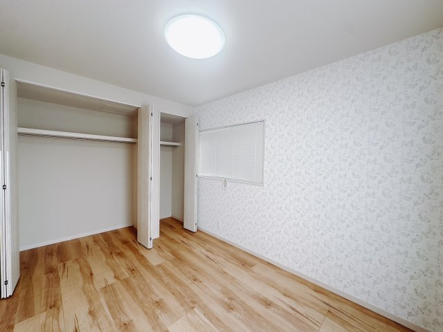 【中古戸建】伊勢崎市連取町の洋室|■2階洋室（2号棟）｜2階各居室には収納をご用意しています♪常にお部屋を綺麗に保てます！小さなお子様も自然とお片付けができるようになるのでうれしいですよね！