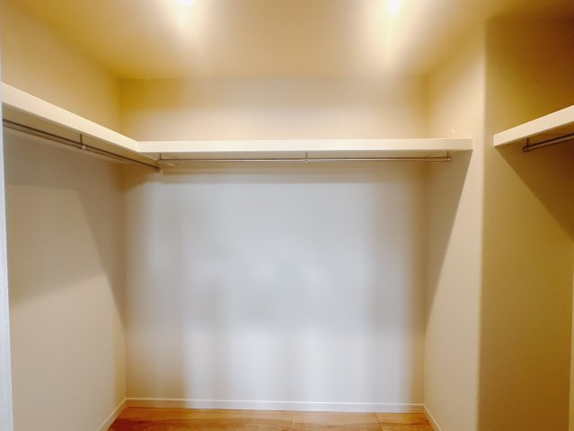 【中古戸建】伊勢崎市連取町の収納|■WIC（2号棟）｜お気に入りのお洋服もシワを作らずきれいに管理ができる夢のウォークインクローゼット！今お使いの収納ケースもスッポリそのまま収まる広さです♪