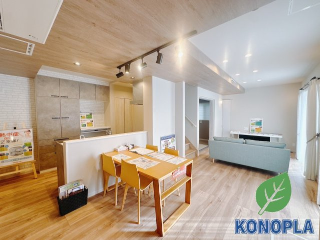 【中古戸建】伊勢崎市連取町の居間・リビング|■リビング（2号棟）｜陽当たり良好のリビングダイニング♪賃貸では叶わなかった、お友達とのホームパーティや大音量で映画やテレビを楽しむことができます(*^^*)