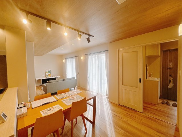 【中古戸建】伊勢崎市連取町の居間・リビング|■リビング（2号棟）｜落ち着きのある表情を見せるリビングダイニング。太陽の光がたっぷり差し込むリビングは、自然とご家族が集まる居心地の良い空間です。