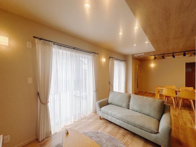 【中古戸建】伊勢崎市連取町の居間・リビング|■リビング（2号棟）｜窓から射し込む陽射しが縦横に広がり、あたたかな空間を形作ります♪木目のきれいなフローリングとシンプルな壁紙は、一日中家に居ても飽きることなく過ごすことができる素敵な空間です♪