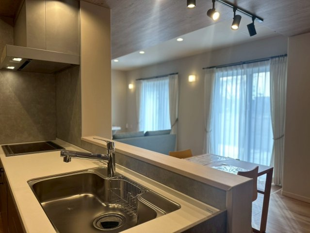 【中古戸建】伊勢崎市連取町のダイニング|■ダイニング（2号棟）｜忙しい朝でもご家族そろってお食事を楽しんでいただける、ゆとりあるダイニングスペース。