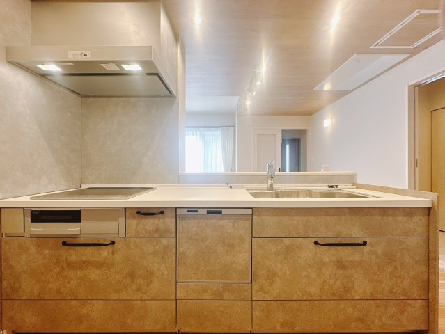 【中古戸建】伊勢崎市連取町のキッチン|■キッチン（2号棟）｜作業がはかどる広々カウンタースペース。会話がはずむ「オープンキッチン」なので家族とのコミュニケーションも活発になります。