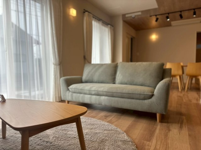 【中古戸建】伊勢崎市連取町の居間・リビング|■リビング（2号棟）｜家族でゆったりくつろげる、居心地の良いリビング♪賃貸と違って、テレビや音楽の音を気にしなくて良いことが嬉しいですね(*＾＾*)
