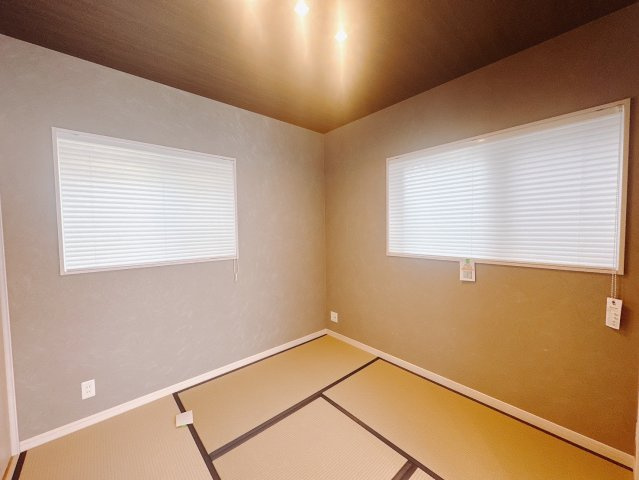 【中古戸建】伊勢崎市連取町の和室|■1階和室（2号棟）｜和室でしか味わえない畳ならではの香りや素材で和のやすらぎを感じてください♪休日はお子様とお昼寝するのにも最適です！