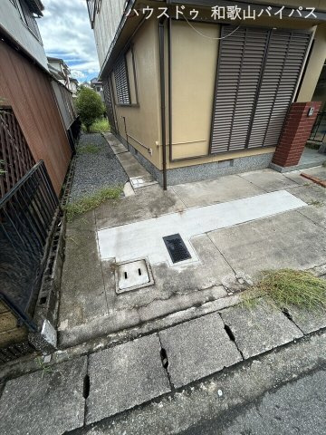 中古戸建　岩出市新田広芝の駐車場