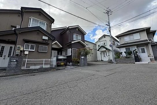 中古戸建　岩出市今中の前面道路含む現地写真