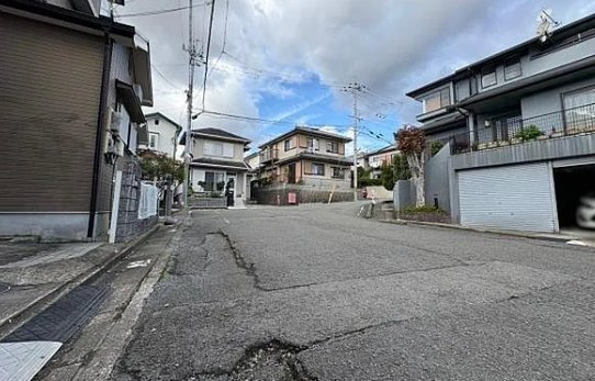 中古戸建　岩出市今中の前面道路含む現地写真
