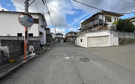 中古戸建　岩出市今中の前面道路含む現地写真