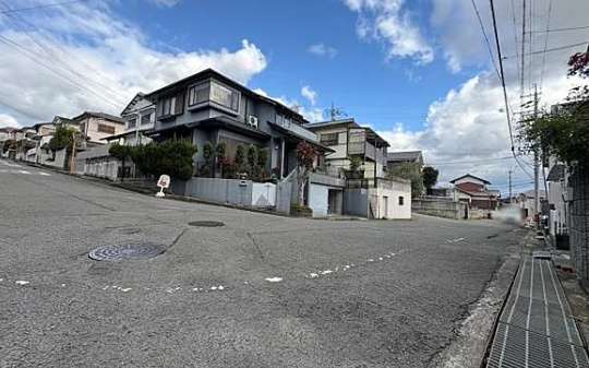 中古戸建　岩出市今中の前面道路含む現地写真