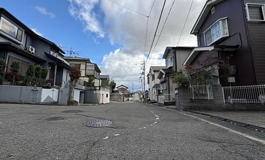 中古戸建　岩出市今中の前面道路含む現地写真
