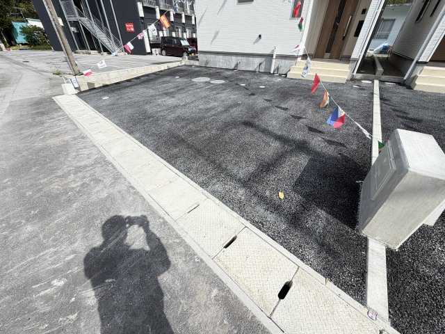 宜野座村漢那　第2（全4棟）4号棟の駐車場|4号棟　並列駐車3台完備♪EV車充電設備付き♪