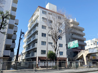 【外観】 | 手入れの行き届いた外壁やエントランスなど、「見ればわかる」レベルで清潔感を保ったマンションです。築年数を感じさせない姿で皆様をお出迎えします。～即日のご見学可能～　お問合せはお気軽にどうぞ。