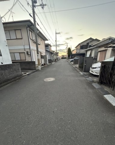 中古戸建　和歌山市加納　5SLDKの前面道路含む現地写真