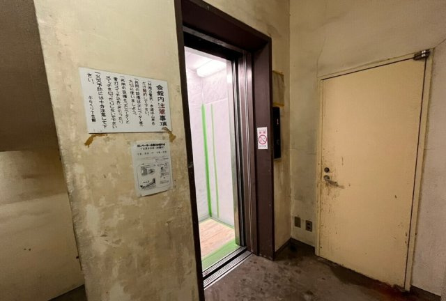 和歌山市匠町　ぶらくり丁会館の玄関
