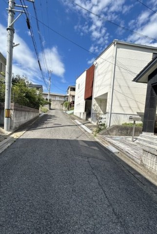中古戸建　岩出市今中の前面道路含む現地写真