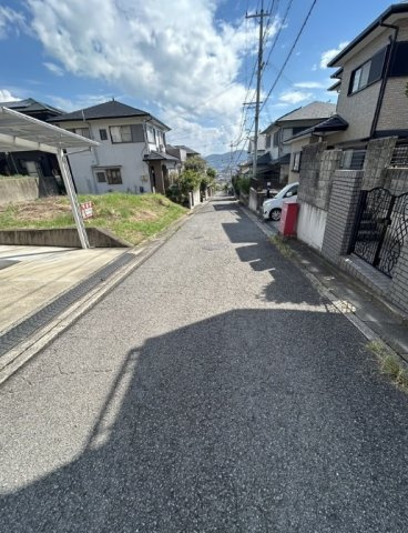 中古戸建　岩出市今中の前面道路含む現地写真