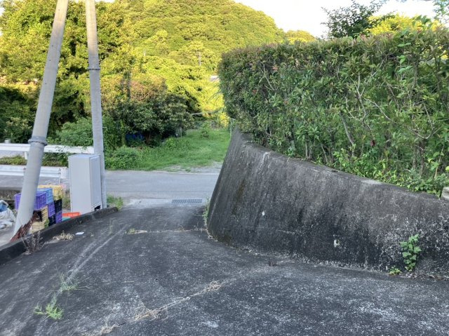 中古戸建　岩出市根来の前面道路含む現地写真