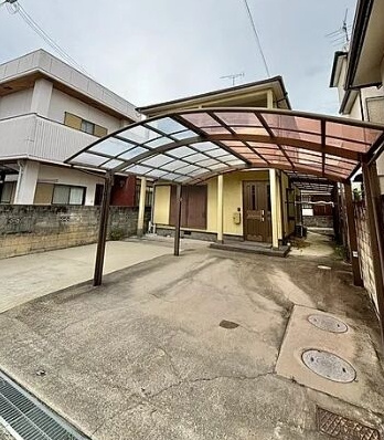 中古戸建　有本の駐車場