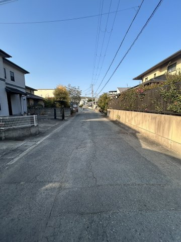 中古戸建　鳴神1680万円の前面道路含む現地写真